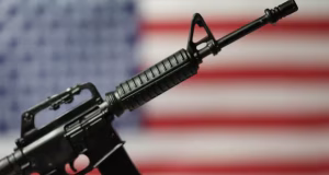 Intento de asesinato de Trump con un AR-15 resalta la fácil accesibilidad a armas de estilo militar en EE.UU.